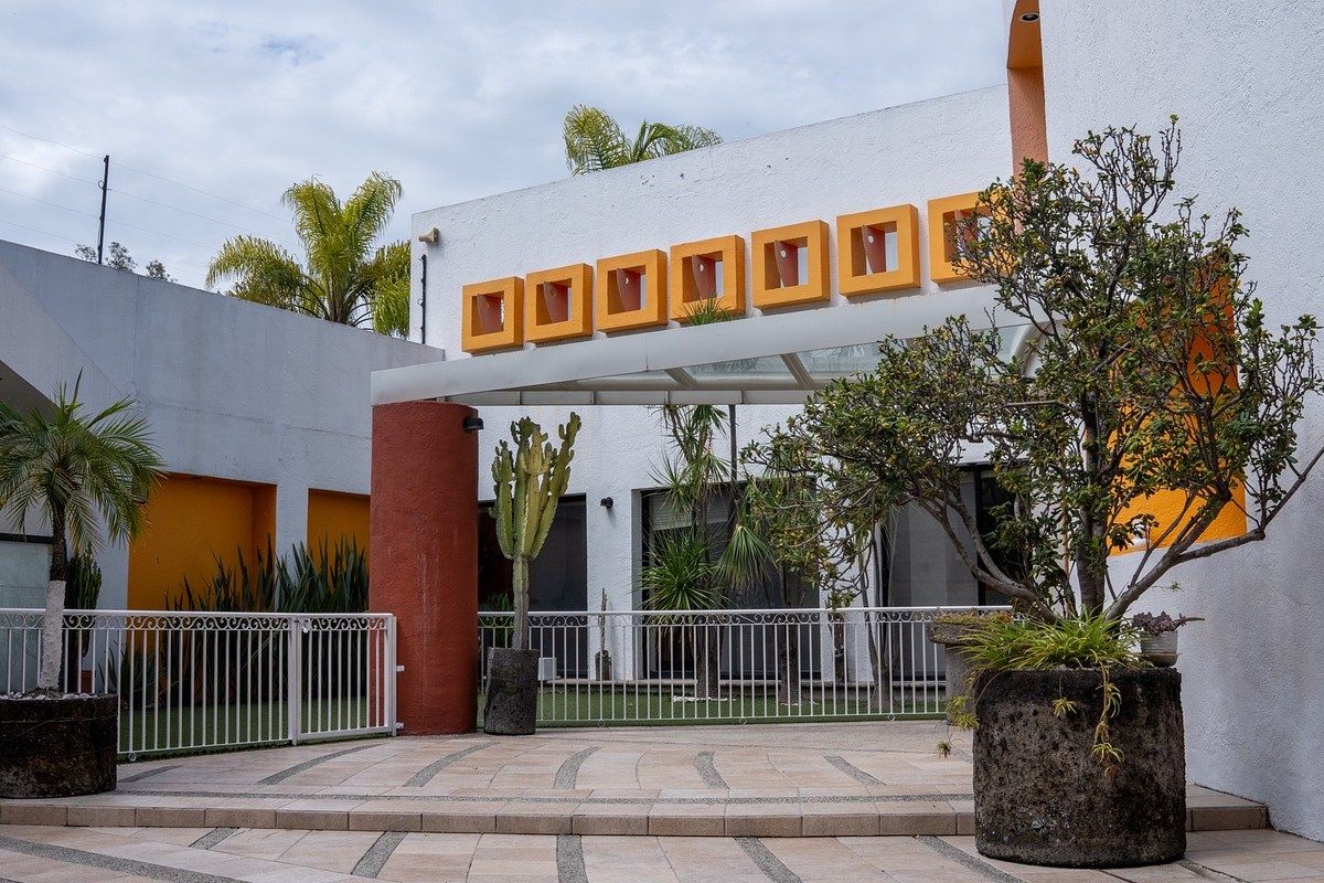 Casa para remodelar con depto independiente y alberca en Jurica - foto 2