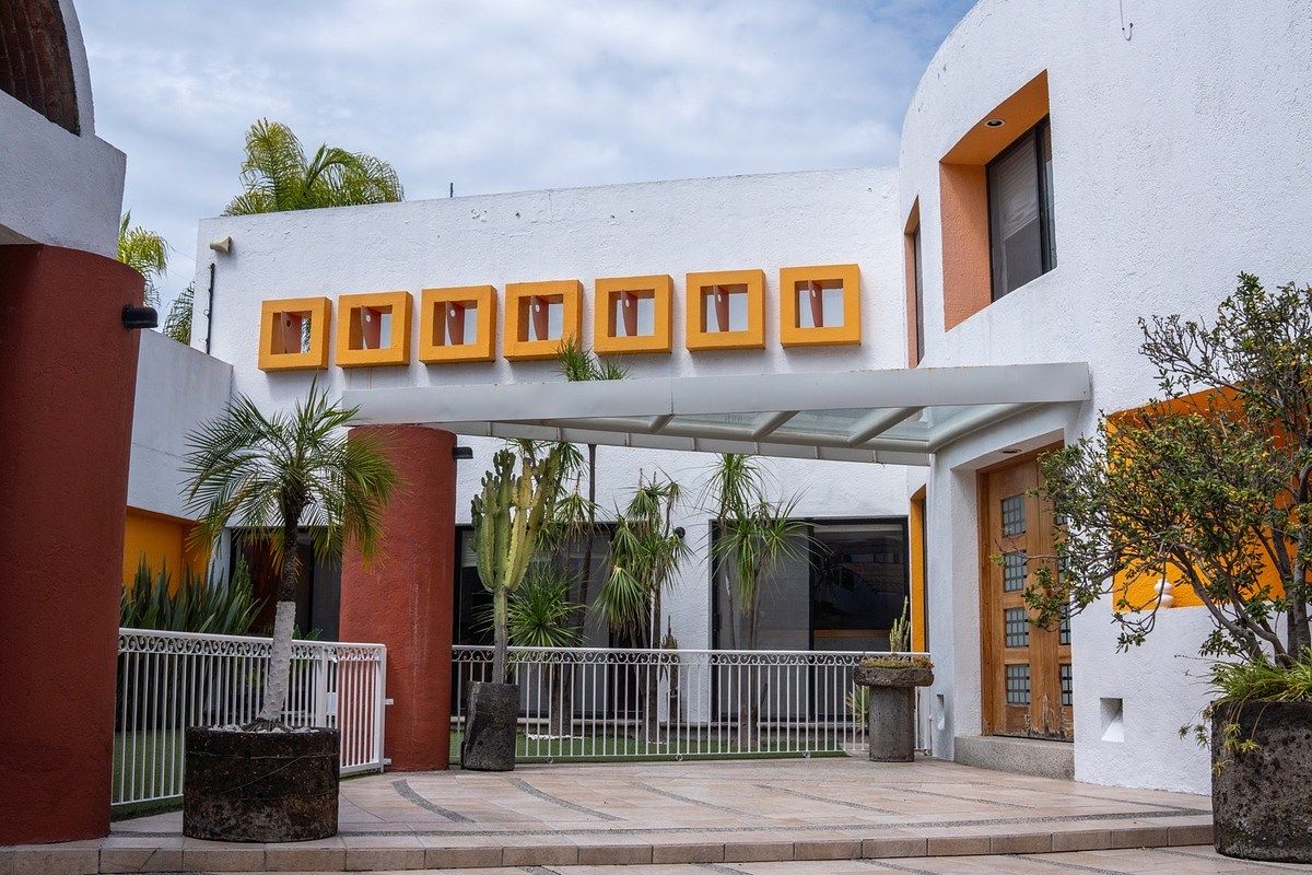 Casa para remodelar con depto independiente y alberca en Jurica - foto 3
