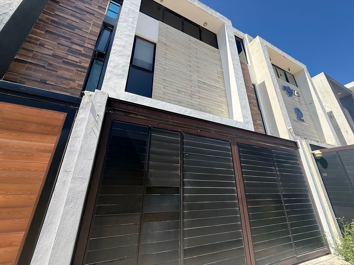Townhouse for rent near Modelo Cholul University, photo 1 of 19