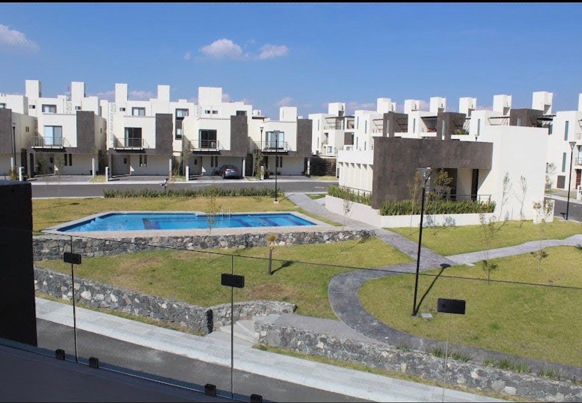 Casa en venta en residencial del parque 3 recamaras cada una con baño.
