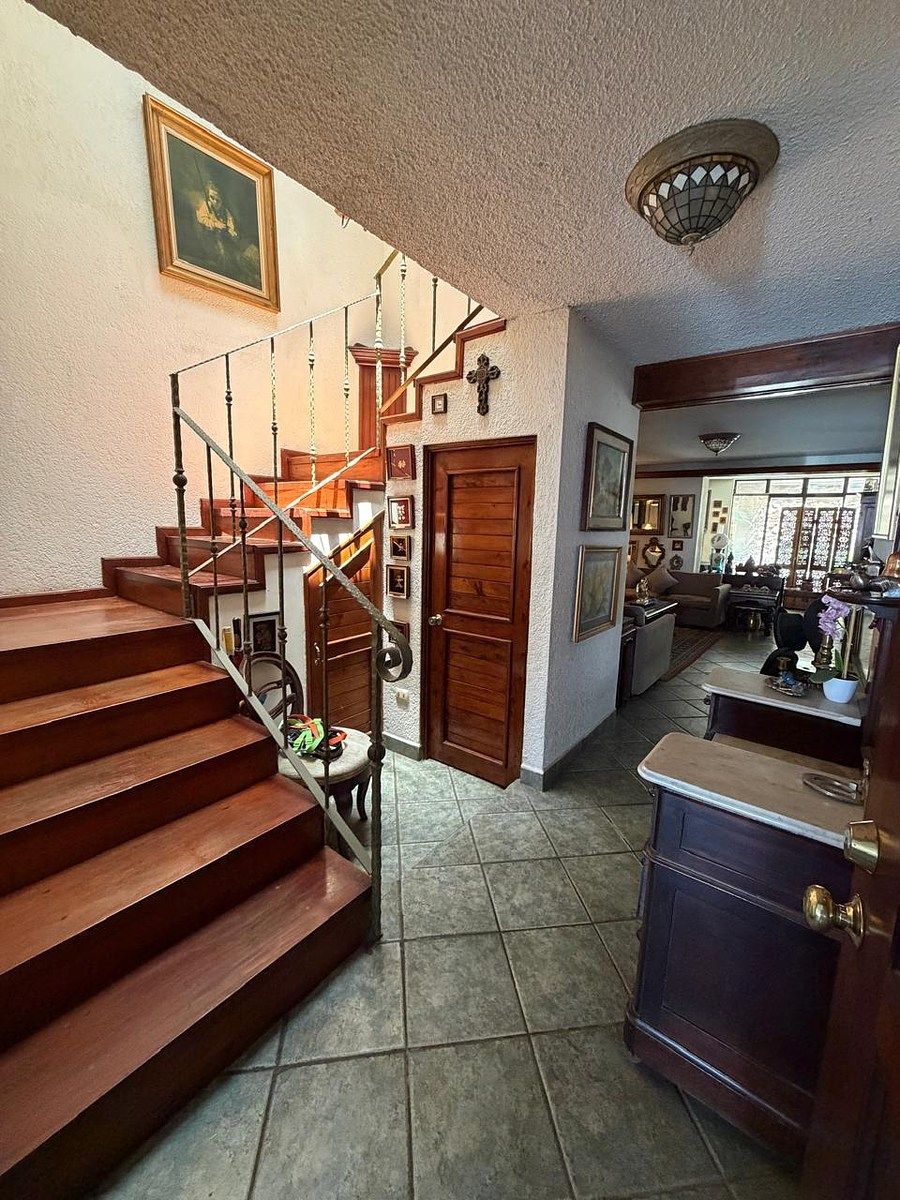 Casa en Venta dentro de condominio en zona 10 - Image 1