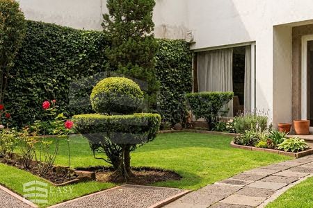 House with gardens in Lomas de Chapultepec