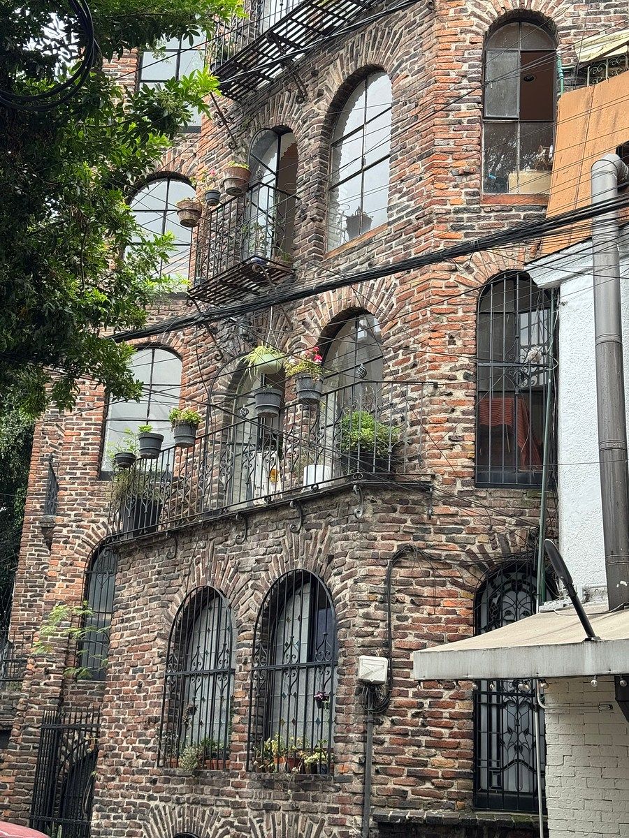 Iconic building on Cerezas street, Tlacoquemecatl Del Valle neighborhood, photo 1 of 12