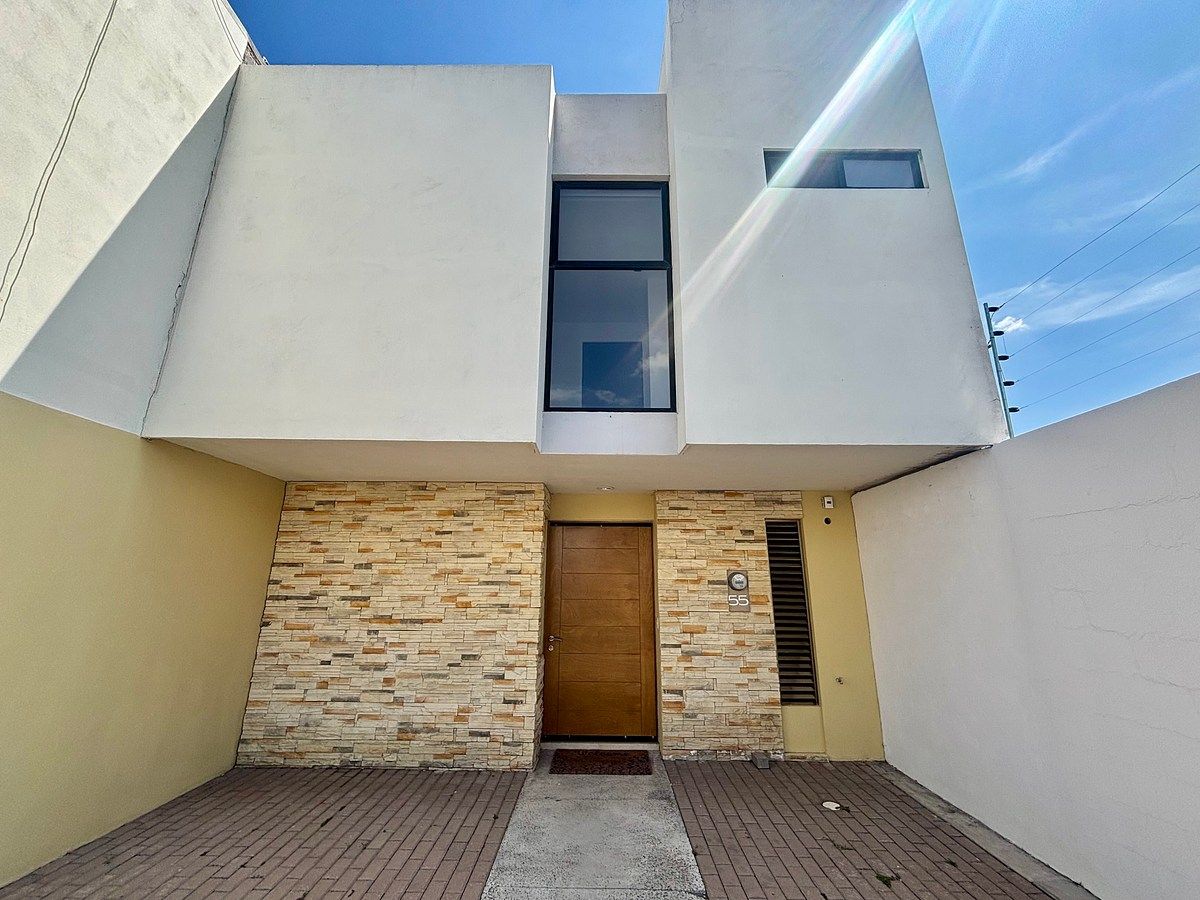 Casa para Alugar com quintal excedente e na esquina, foto 1 de 19