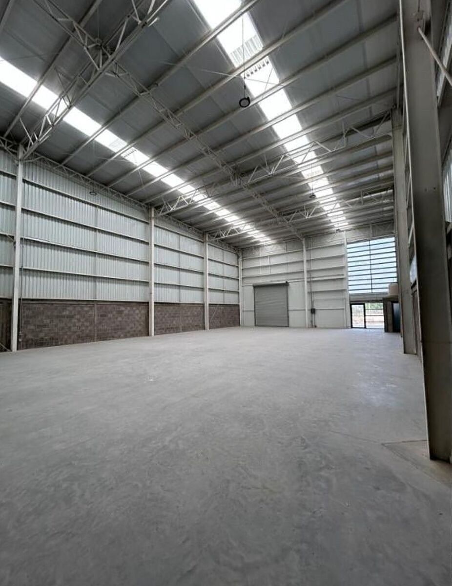 BODEGA RENTA 210m2 en parque frente al PIQ, foto 1 de 11