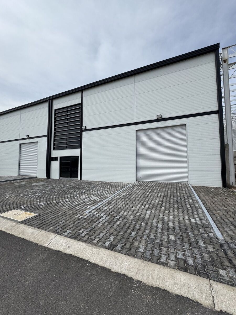 BODEGA 360m2 en parque frente al PIQ, foto 1 de 12