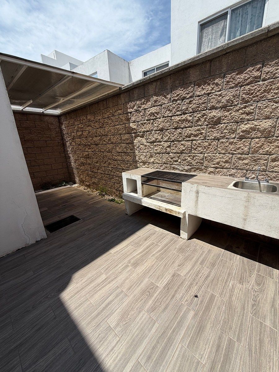 Patio trasero con asador., foto 4 de 16
