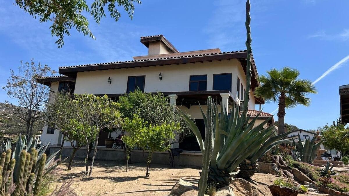 Casa com terreno de 8.000 m² em Tecate, B. C., foto 1 de 23