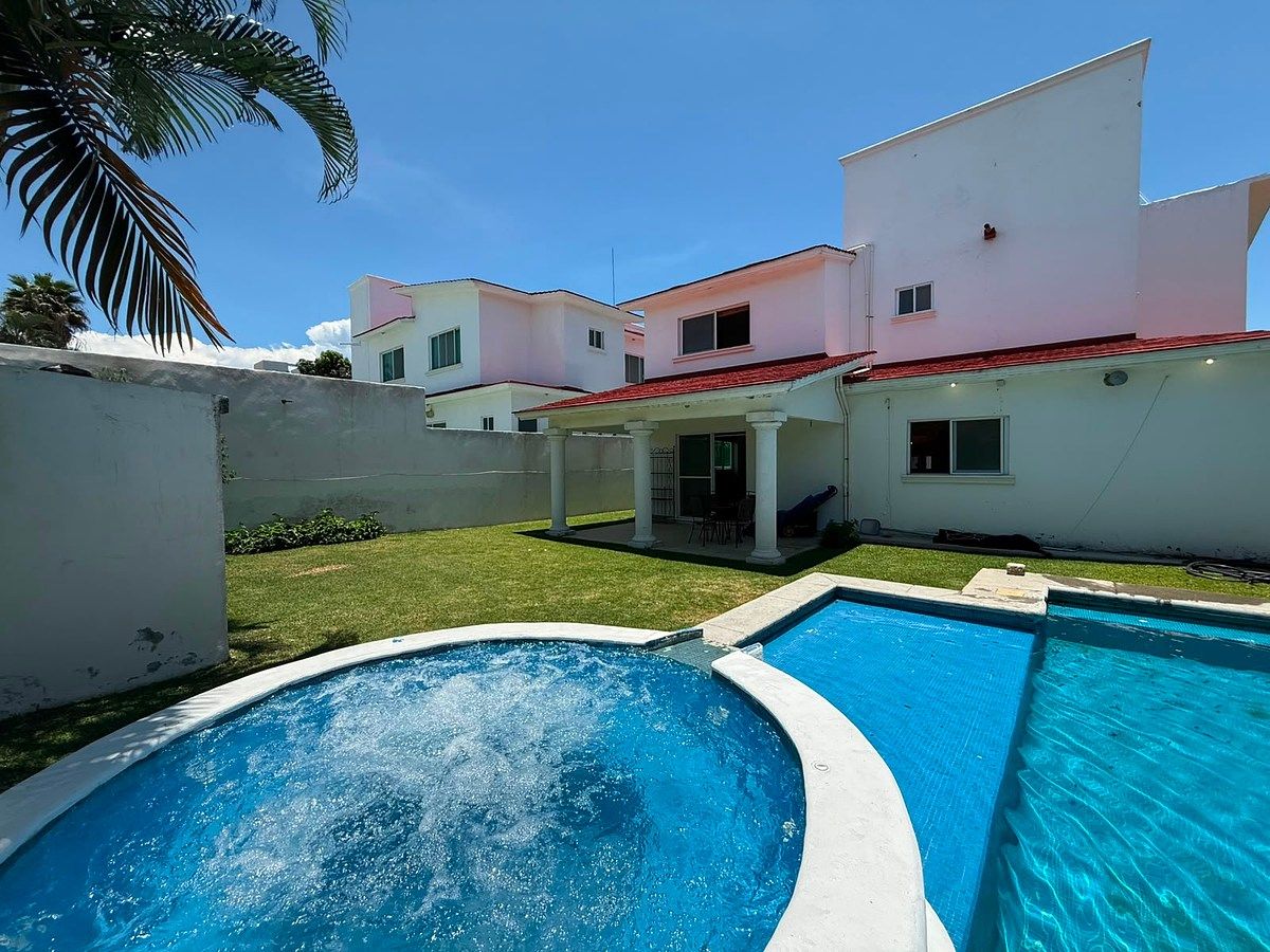 House for sale in Lomas de Cocoyoc, photo 1 of 19