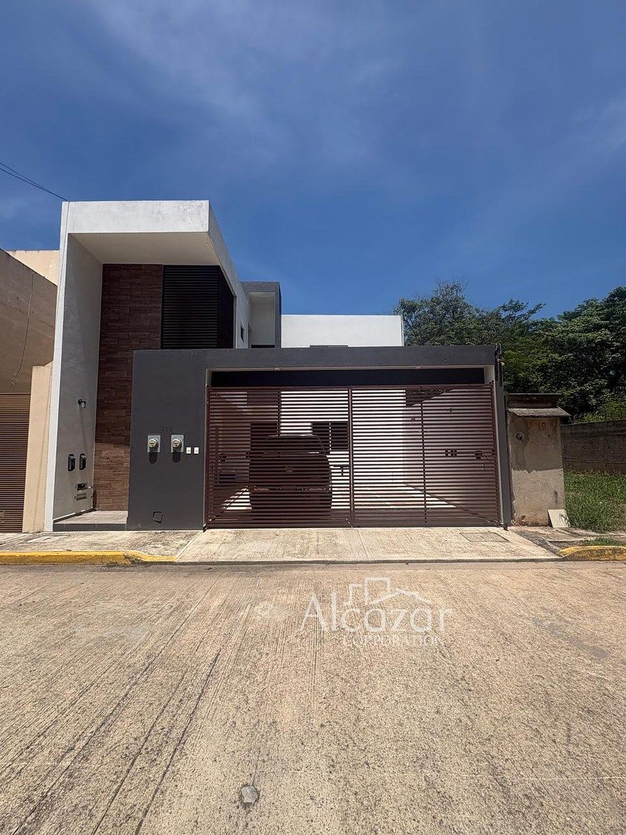 Fachada principal, foto 1 de 23