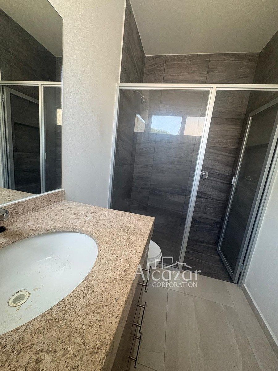 Elegantes bases de granito en lavabo de baños, foto 22 de 23