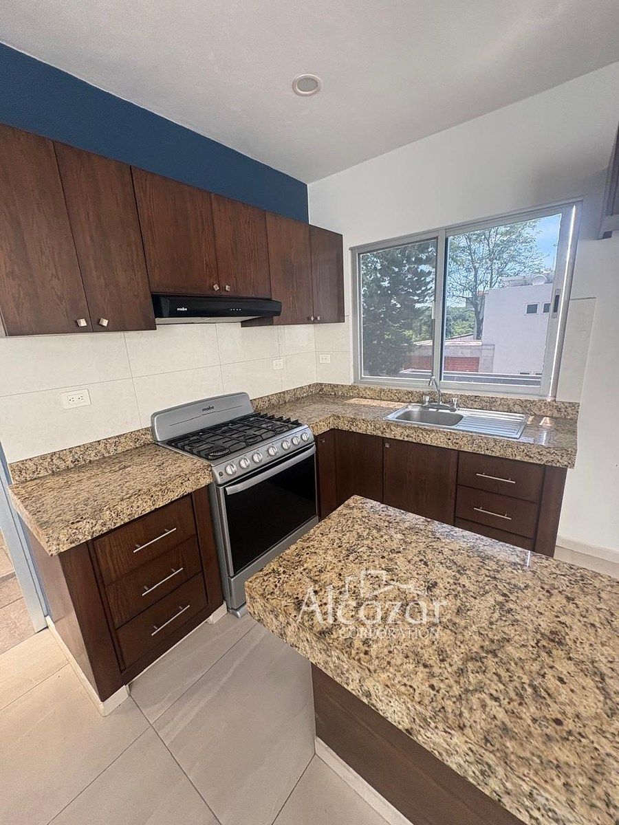 Cocina con gabinetes de madera y barras de granito, foto 3 de 23