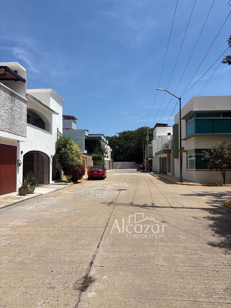 Calle residencial de acceso, foto 2 de 23