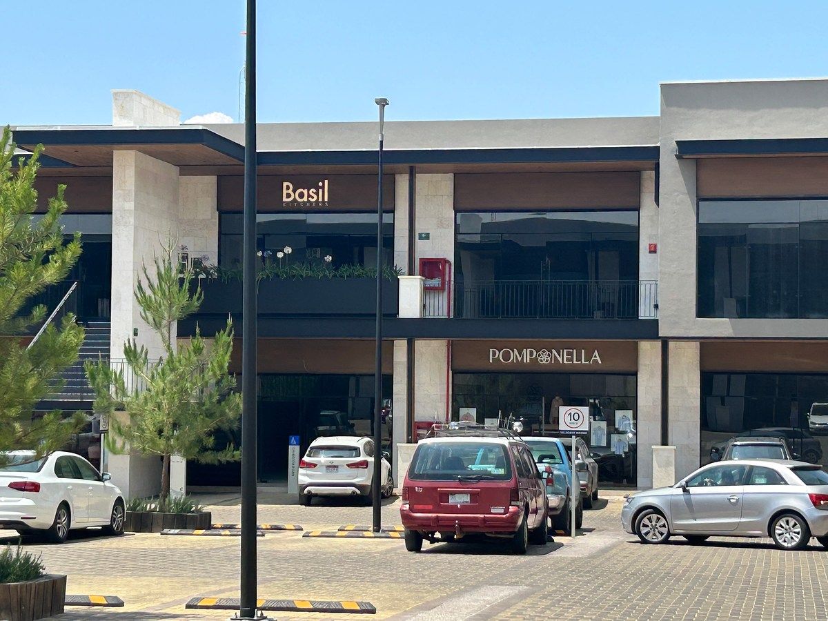 Local en centro comercial en Lomas del Campanario Norte, Querétaro, foto 2 de 15