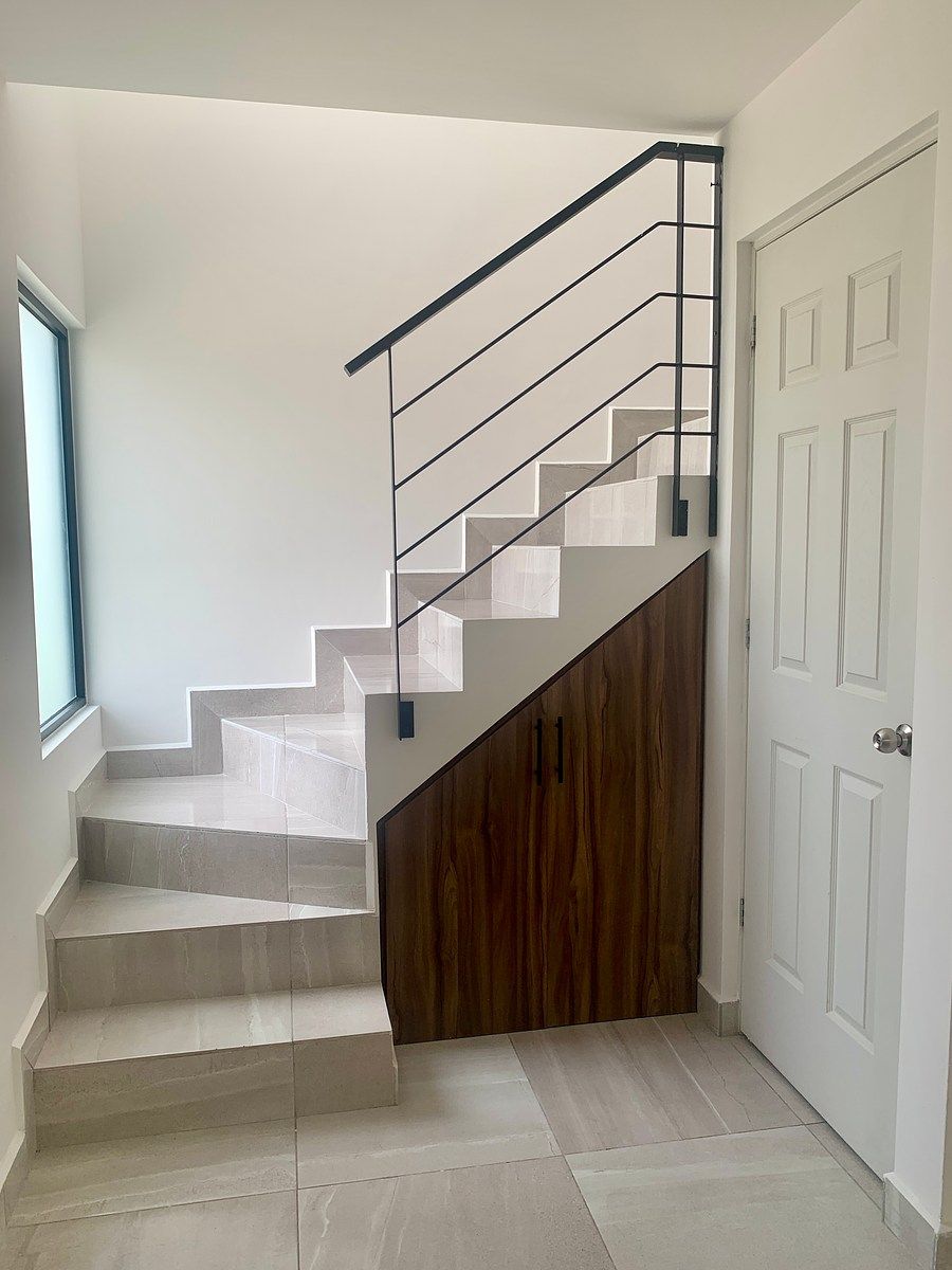 Mini bodega, escaleras y medio baño, foto 8 de 14