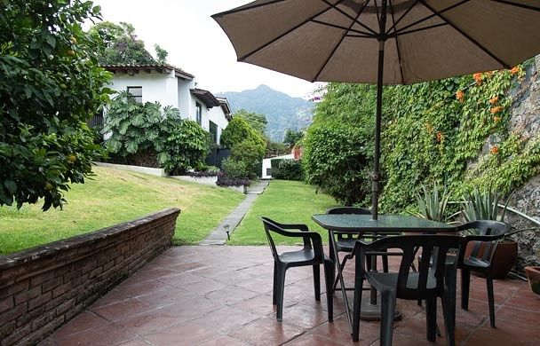 Bangalô mobiliado com jardim e vista para a montanha, foto 1 de 12