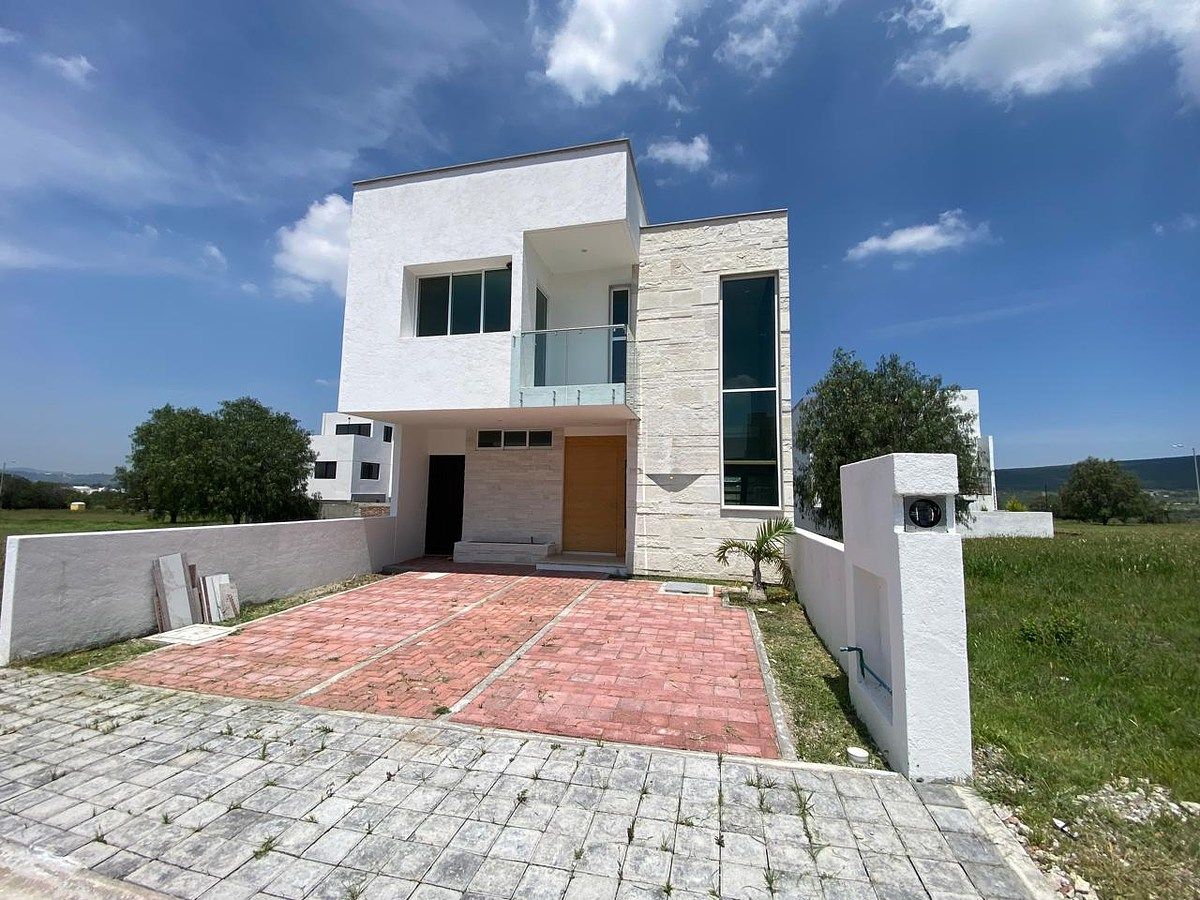 House in Gated Community in Preserve Sur, Corregidora, photo 2 of 35