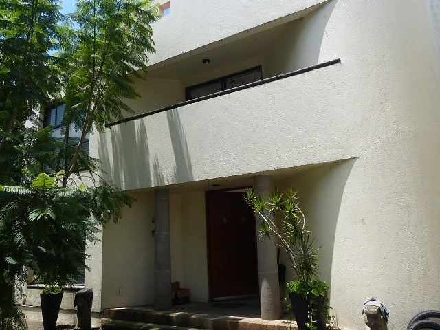 Casa à Venda em Condomínio Fechado com Jardim e Vigilância, foto 1 de 10