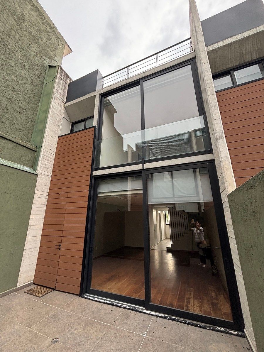 Casa em banda em 2 níveis com jardim no telhado privado, foto 1 de 13