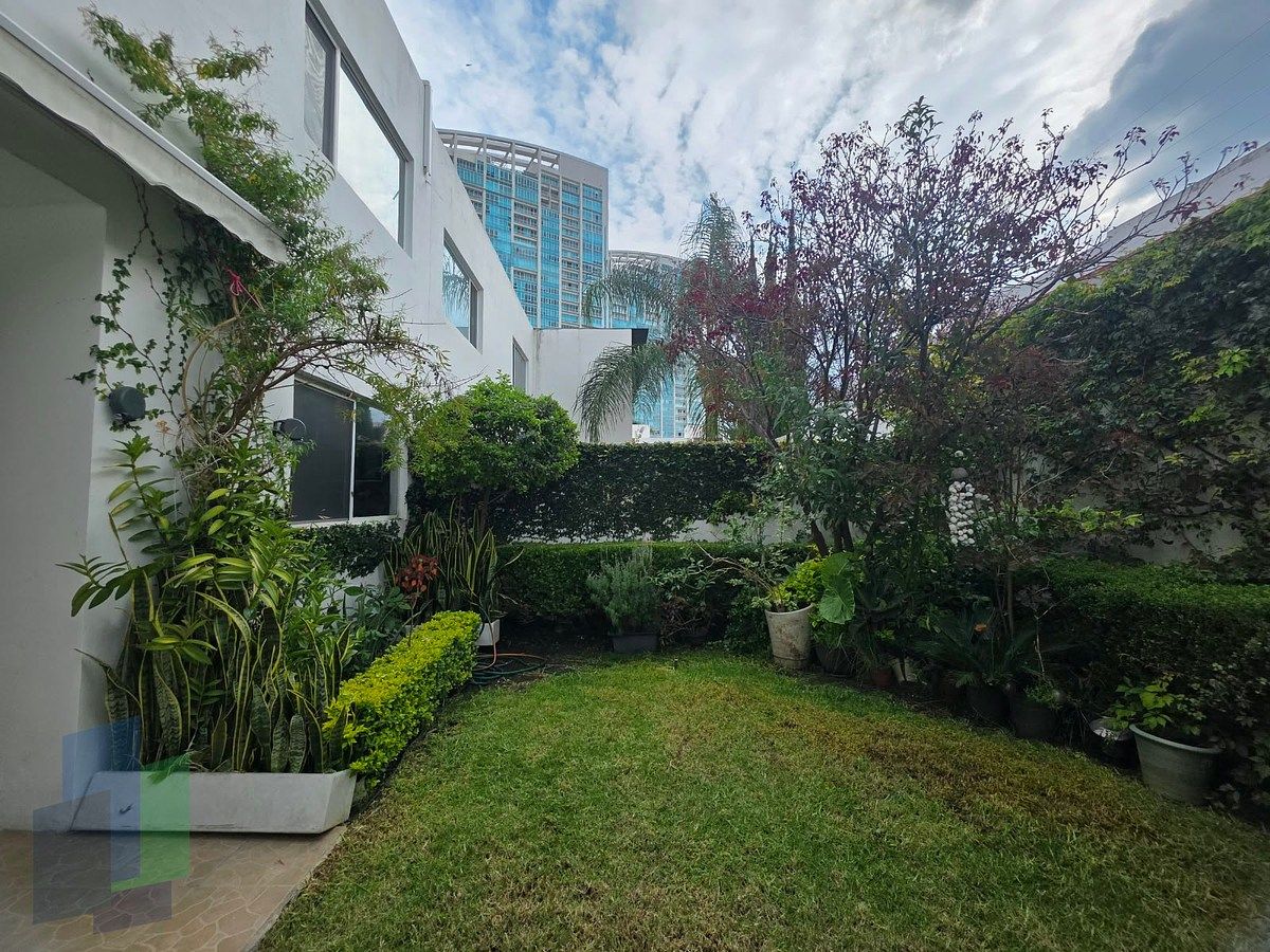 Juriquilla Santa Fe | ALUGUEL Casa mobiliada, com painéis solares, foto 1 de 32