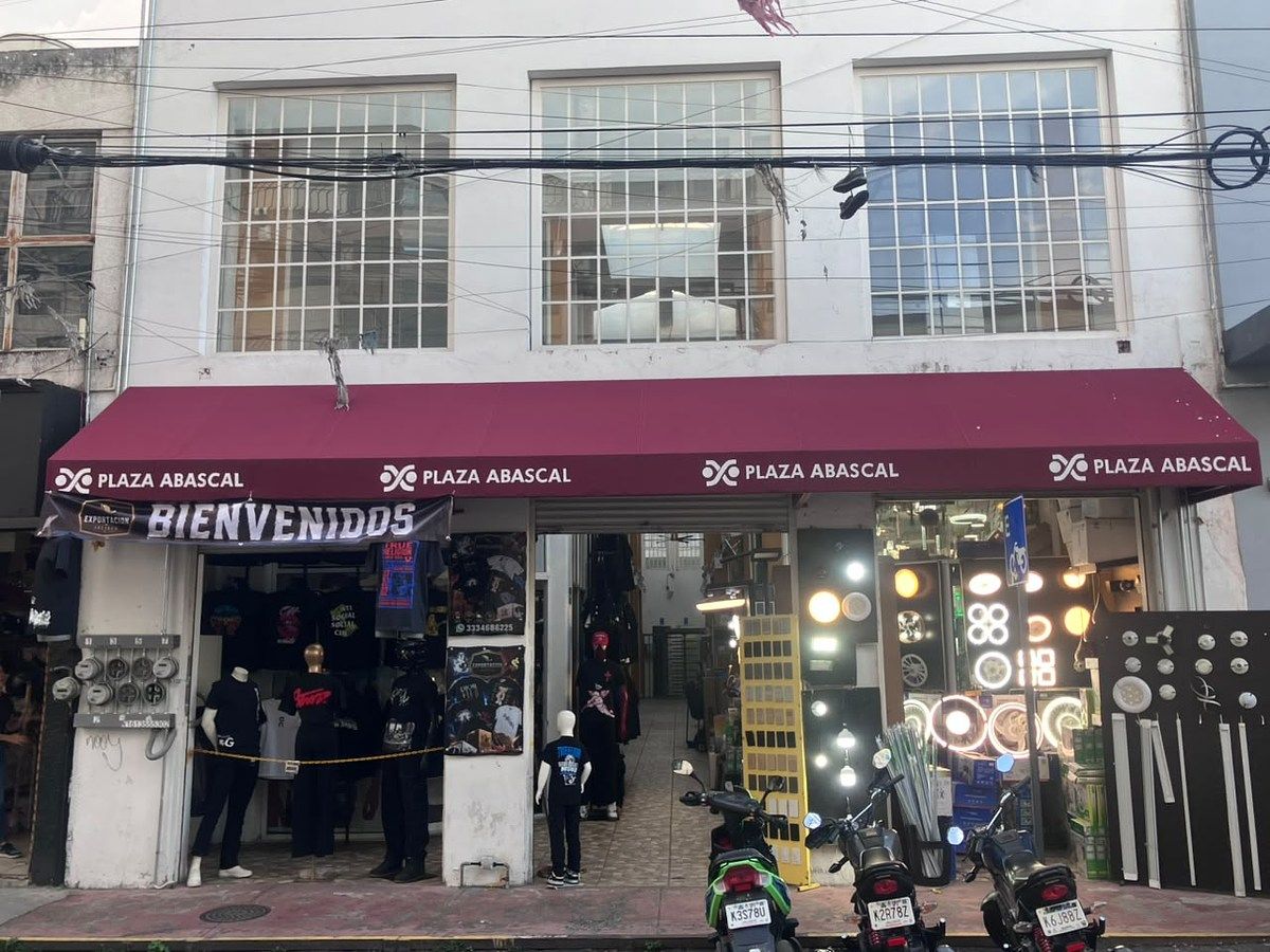 Fachada de la plaza donde se encuentra, foto 1 de 10