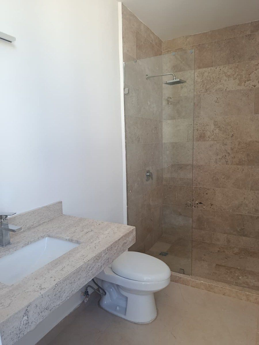 BAÑO FORRADO CON MARMOL TRAVERTINO Y CANCEL TEMPLADO, foto 10 de 12