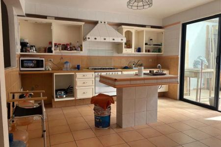 Casa Para Remodelar en Venta, Colinas del Cimatario.