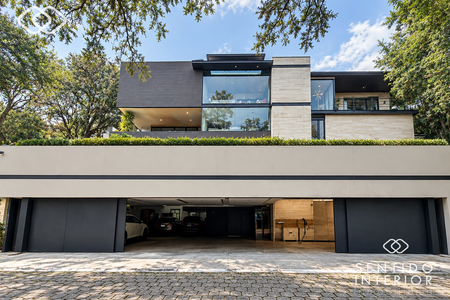 Residência Contemporânea com Design, Elevador, Spa e Grandes Áreas Sociais