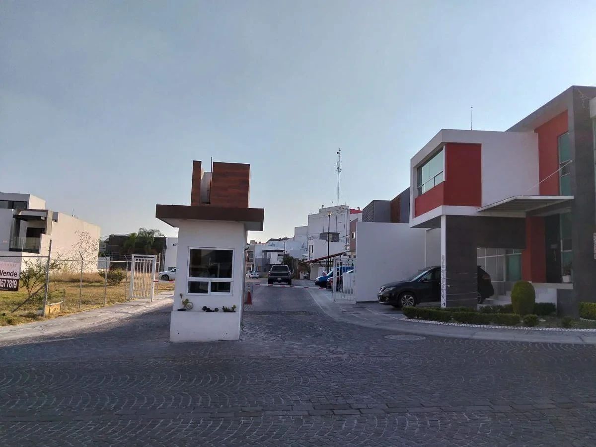 Lot in Cumbres del Lago, Querétaro, photo 2 of 11