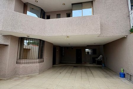 Residencia de arquitectura clásica con amplios espacios a pasos de Monraz