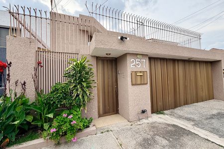 Residencia de arquitectura clásica con amplios espacios a pasos de Monraz