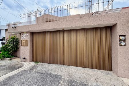 Residencia de arquitectura clásica con amplios espacios a pasos de Monraz
