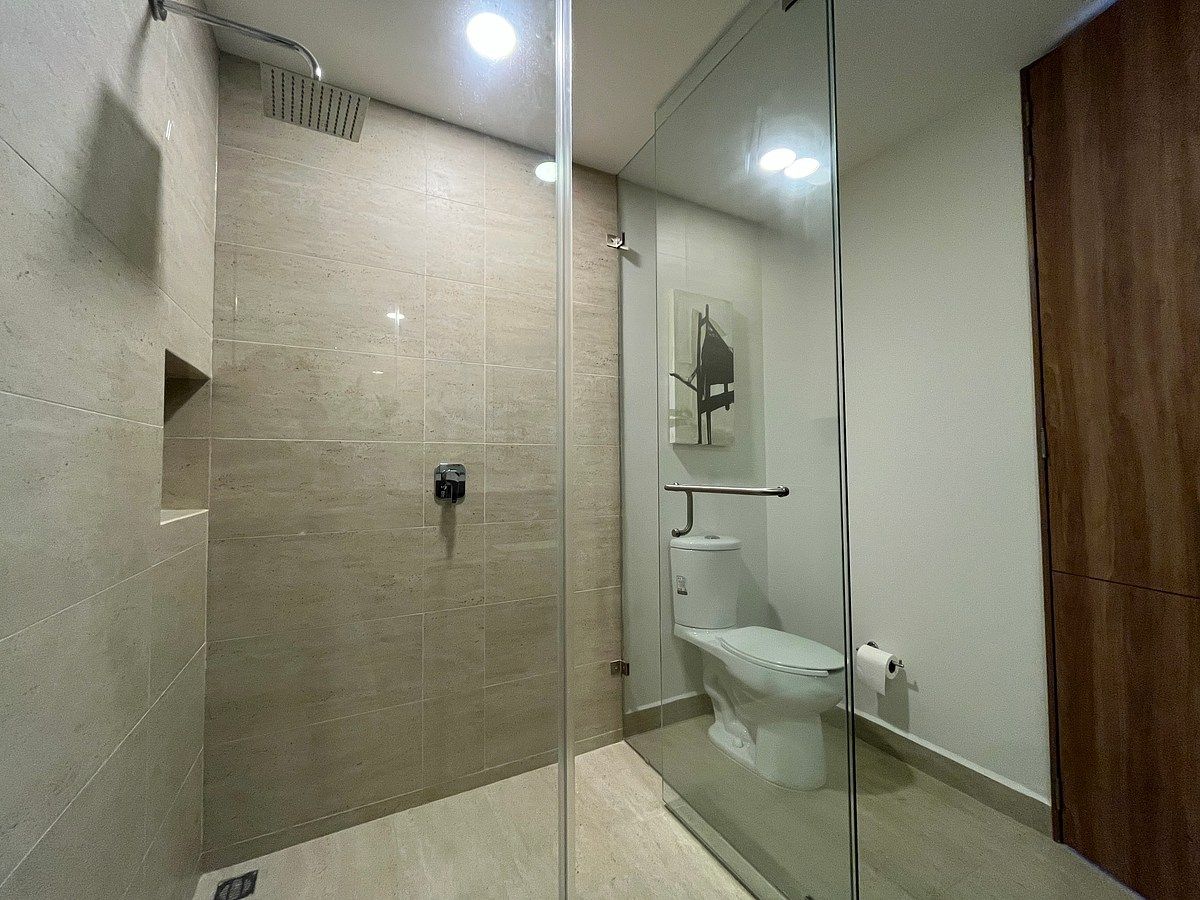Habitación principal con vestidor y baño completo, photo 9 of 13