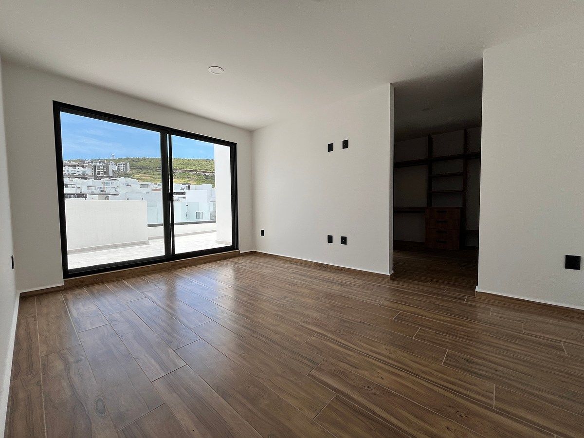 Habitación principal con vestidor y baño completo, foto 4 de 21