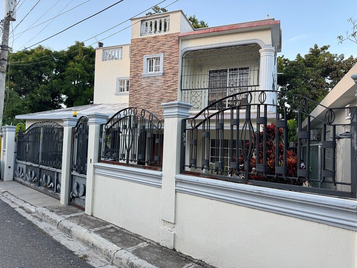 Casa amplia sin amueblar en alquiler en Puerto Plata con terraza y patio