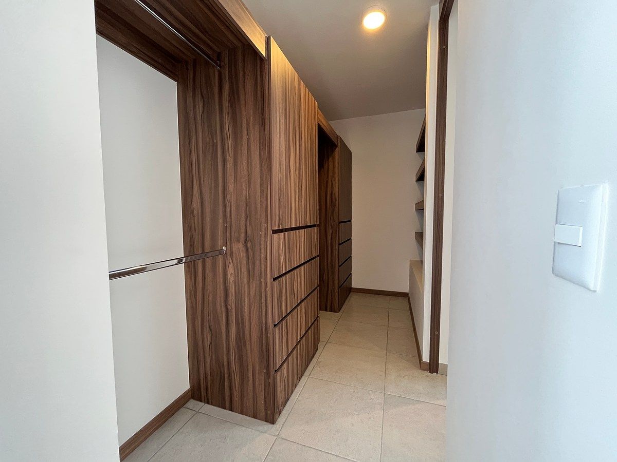 Recámara principal con vestidor y baño completo, foto 9 de 19
