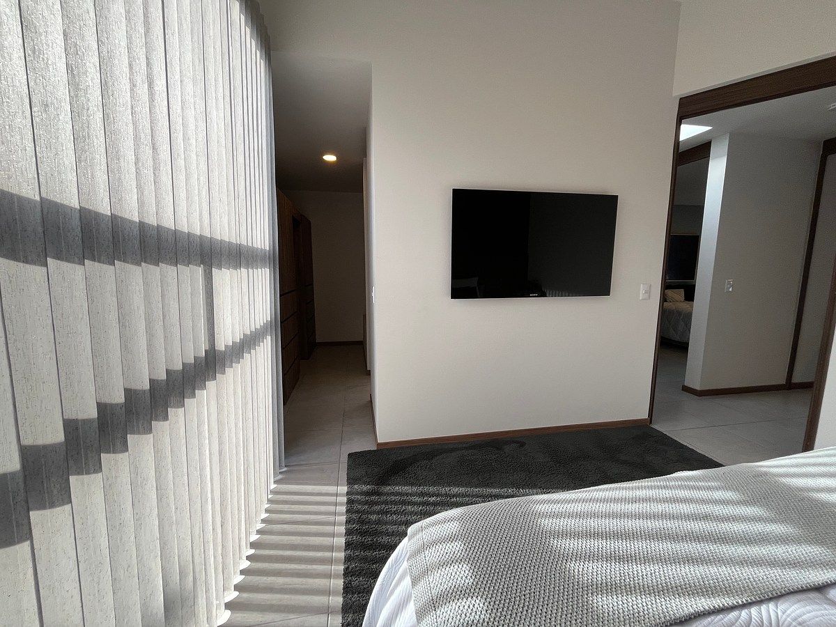 Recámara principal con vestidor y baño completo, foto 8 de 19