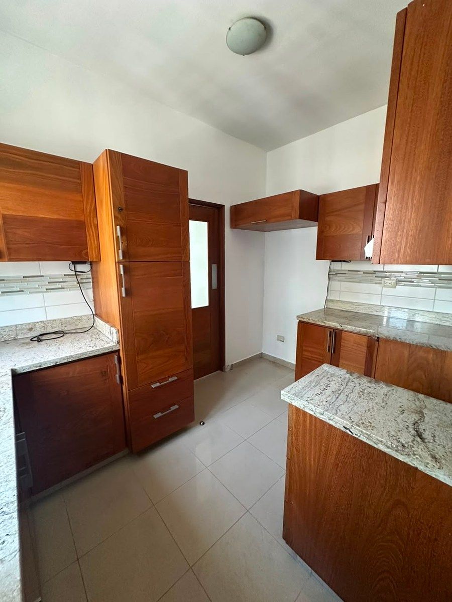 Apartamento de 3 Habitaciones en Alquiler en Evaristo Morales | 174 m², foto 1 de 29