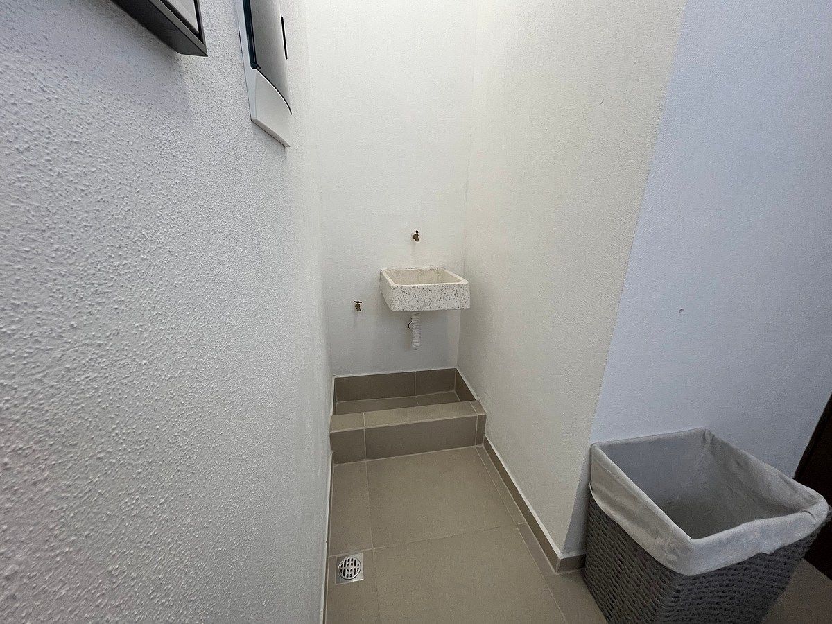 Cuarto de lavado interior con lavadero, foto 17 de 26