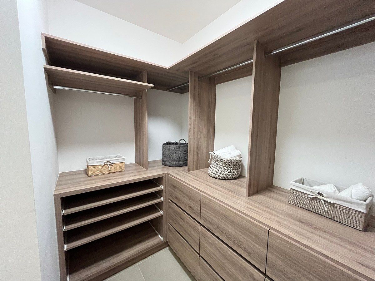 Habitación principal con vestidor y baño completo, foto 8 de 26