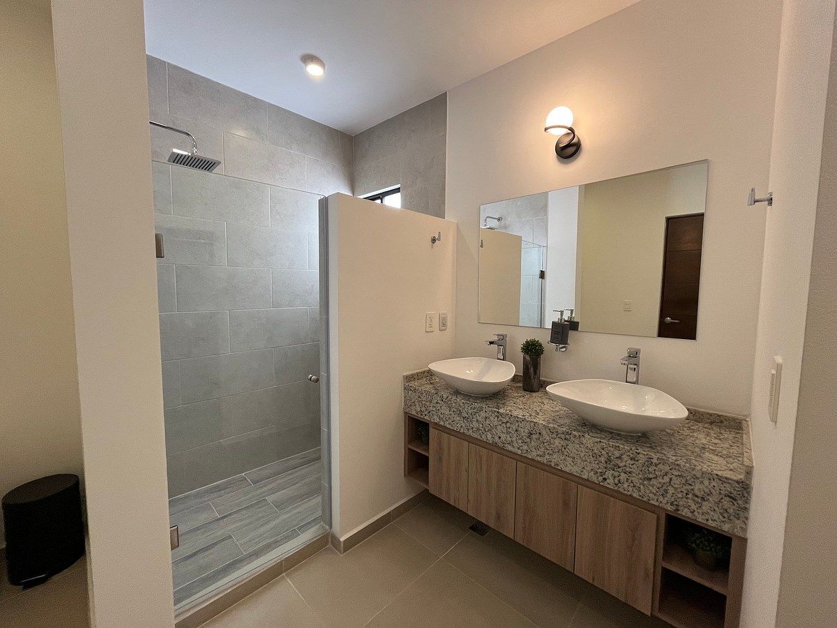 Habitación principal con vestidor y baño completo, foto 9 de 26