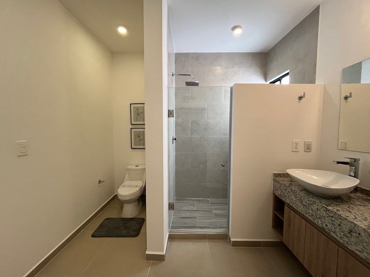 Habitación principal con vestidor y baño completo, foto 10 de 26