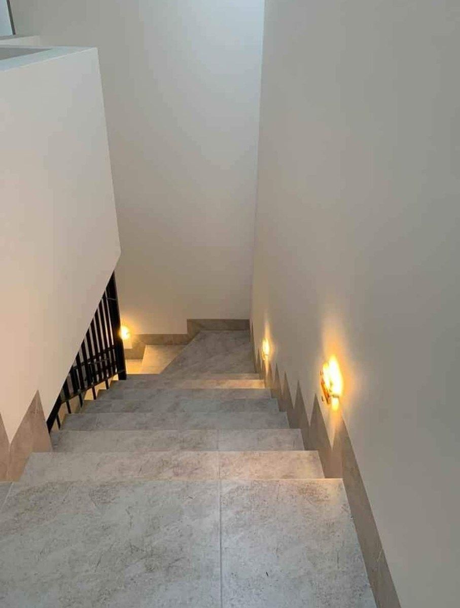 Escalera con luz indirecta, foto 6 de 16