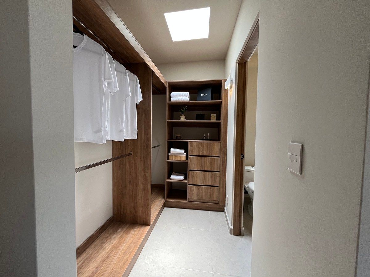 Habitación principal con vestidor y baño completo, foto 9 de 23