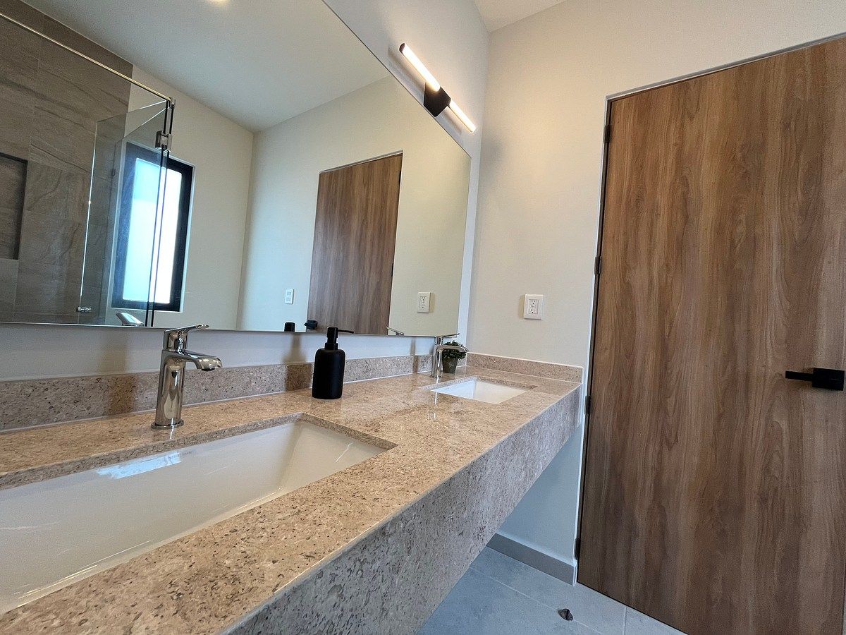 Habitación principal con vestidor y baño completo, foto 10 de 23
