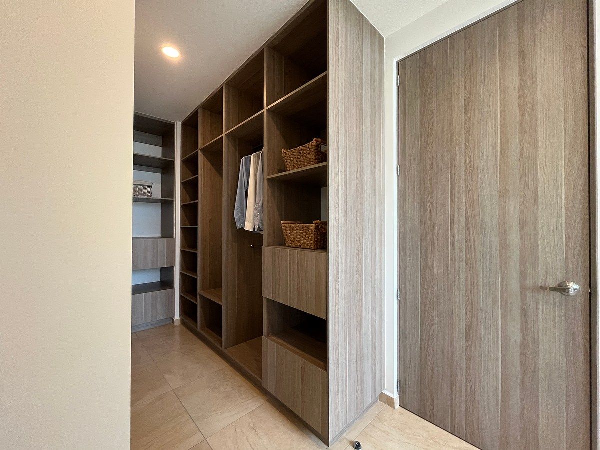 Habitación principal con vestidor y baño completo, foto 6 de 12