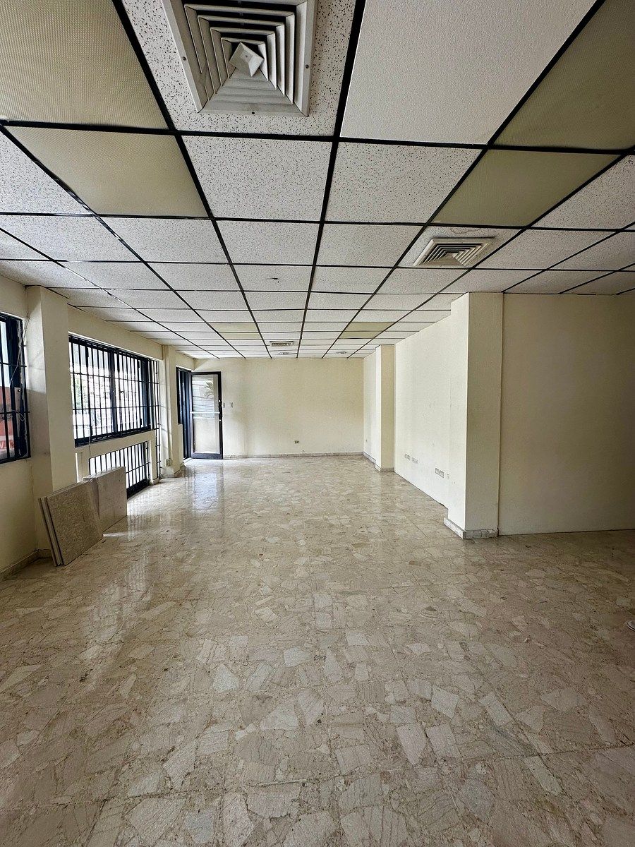 Se alquila local comercial en 2do nivel en Evaristo Morales, foto 1 de 6