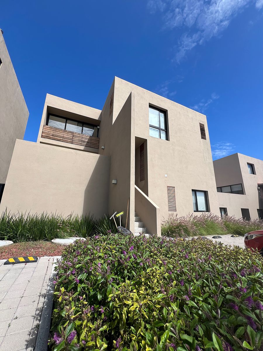 CASA TIPO DUPLEX EN ZIBATA | DE 2 NIVELES | TERRAZA Y AMENIDADES, foto 1 de 25