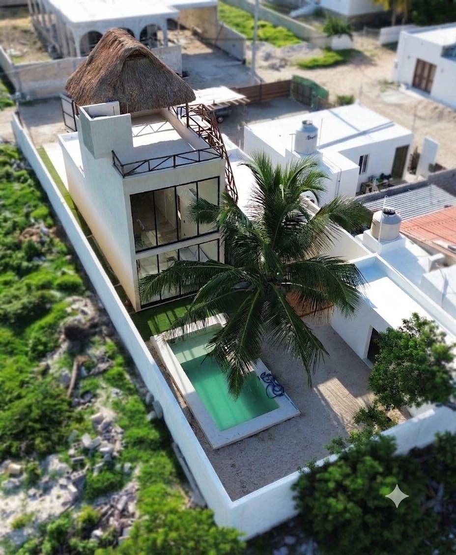CASA DE PLAYA MODERNA CON PISCINA · CHICXULUB · $1.15M BAJO AVALÚO km 14.5, foto 1 de 12