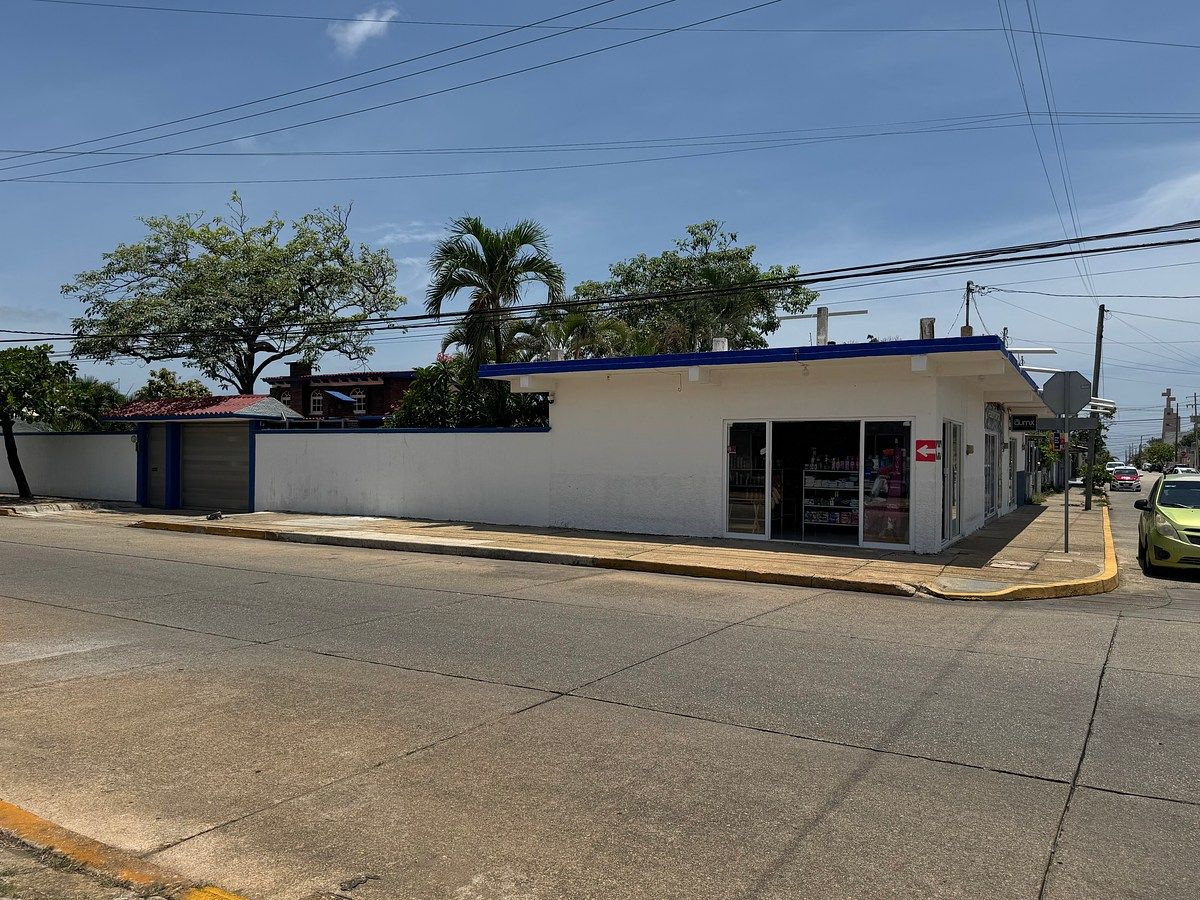 Amplia y hermosa casa con locales en Col. Puerto México., foto 1 de 18